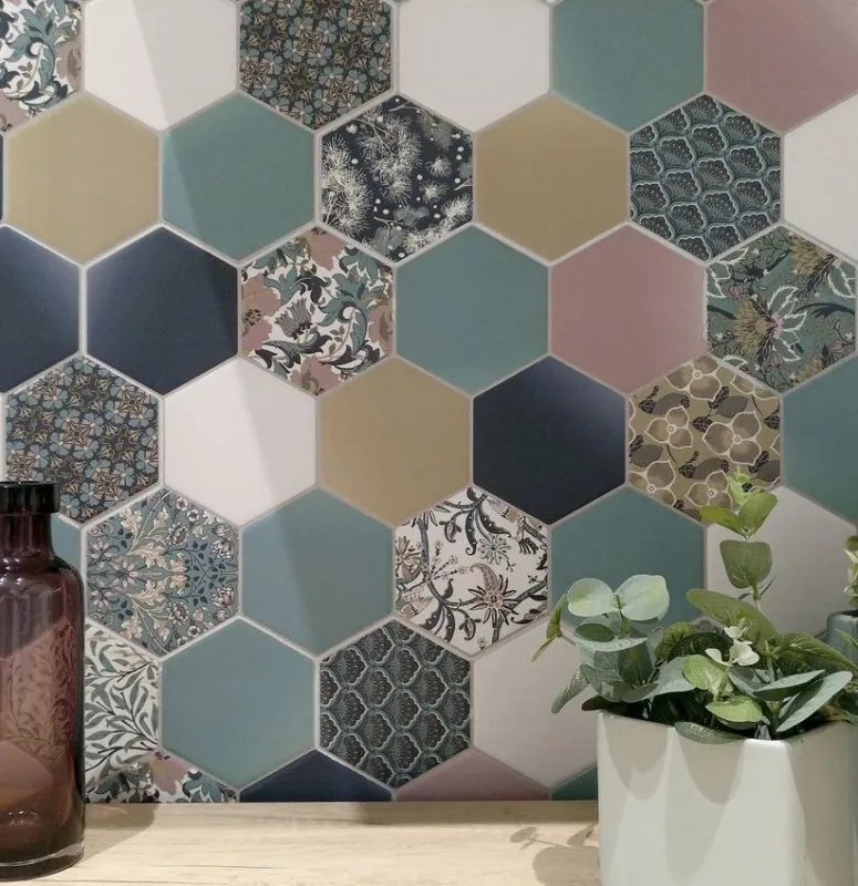 Hexagon behanglook tegel Fleur matte decors 10 x10 op tegel 26,5 x 51 cm per m2 Bestseller