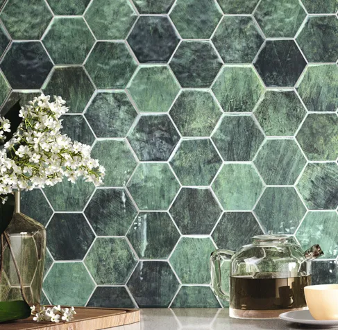 Hexagon donkergroen glanzend gemêleerd 10 x10 op tegel 26,5 x 51 cm per m2 Direct Beschikbaar