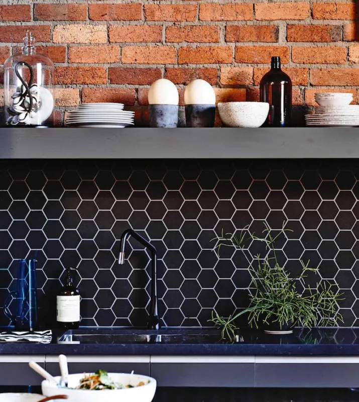 Nieuw Luxor hexagon een zwart glanzend tegeltje 10,7 x 12,4 cm per 0,5 m2