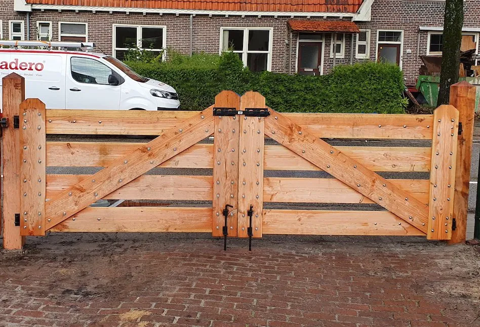 Nu Kopen Inrijpoort Douglas Geschaafd 4 planks met zwart beslag 110cm hoog - 350 cm