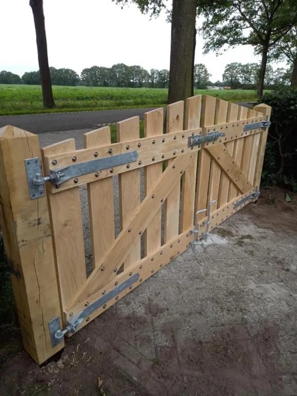 Hoge Kwaliteit Inrijpoort Eiken Geschaafd Verticaal 120cm hoog - 350 cm