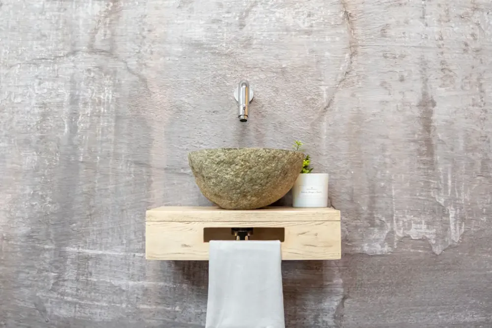 Saniclear Seba fonteinset met eiken plank, rivierstenen waskom en chromen kraan voor in het toilet Merkproduct