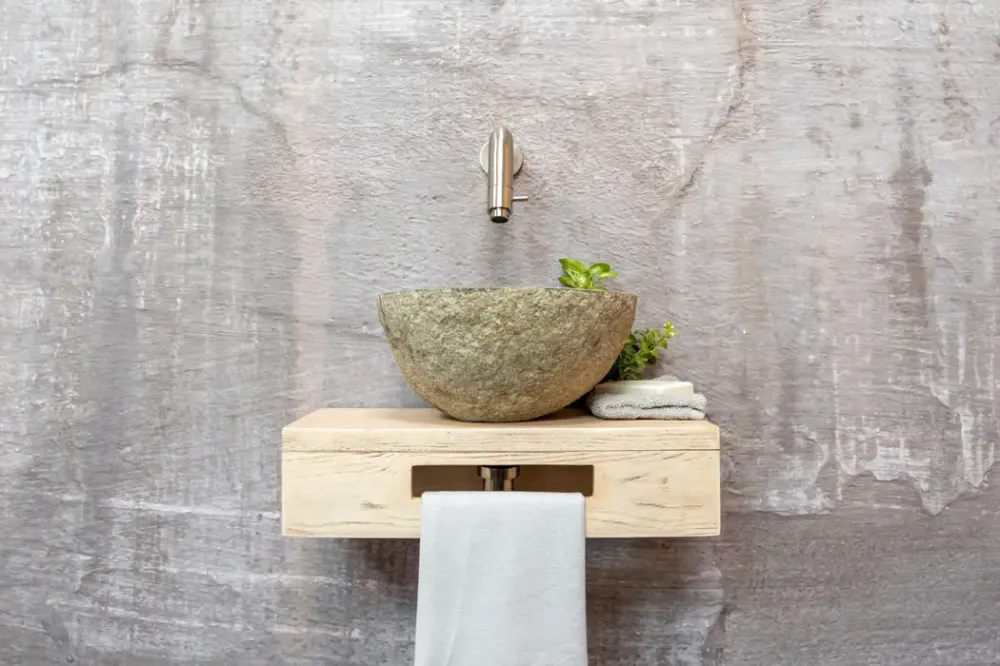 Voordeelprijs Saniclear Seba fonteinset met eiken plank, rivierstenen waskom en RVS kraan voor in het toilet