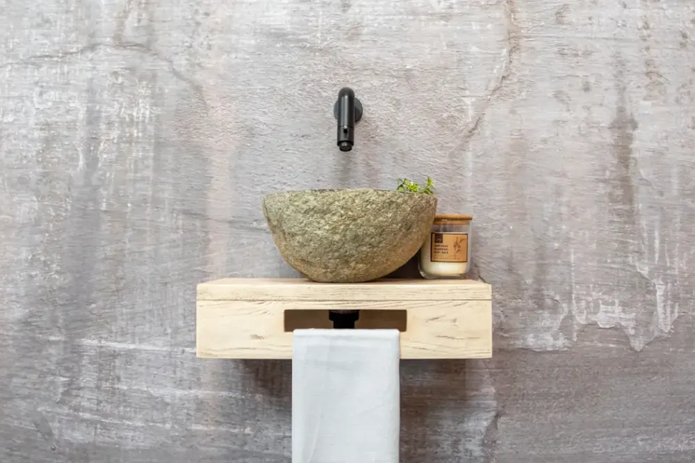 Aanbieding Saniclear Seba fonteinset met eiken plank, rivierstenen waskom en zwarte kraan voor in het toilet