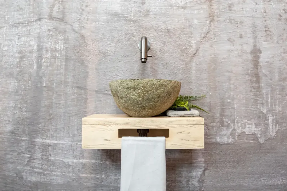 Saniclear Seba fonteinset met eiken plank, rivierstenen waskom en verouderd ijzer kraan voor in het toilet Uitverkoop