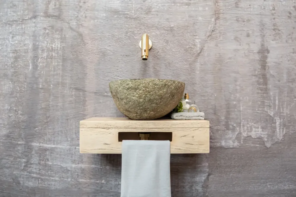 Saniclear Seba fonteinset met eiken plank, rivierstenen waskom en gouden kraan voor in het toilet Seizoensaanbieding