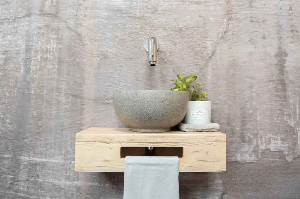 Direct Beschikbaar Saniclear Seba fonteinset met eiken plank, grijze terrazzo waskom en chromen kraan voor in het toilet