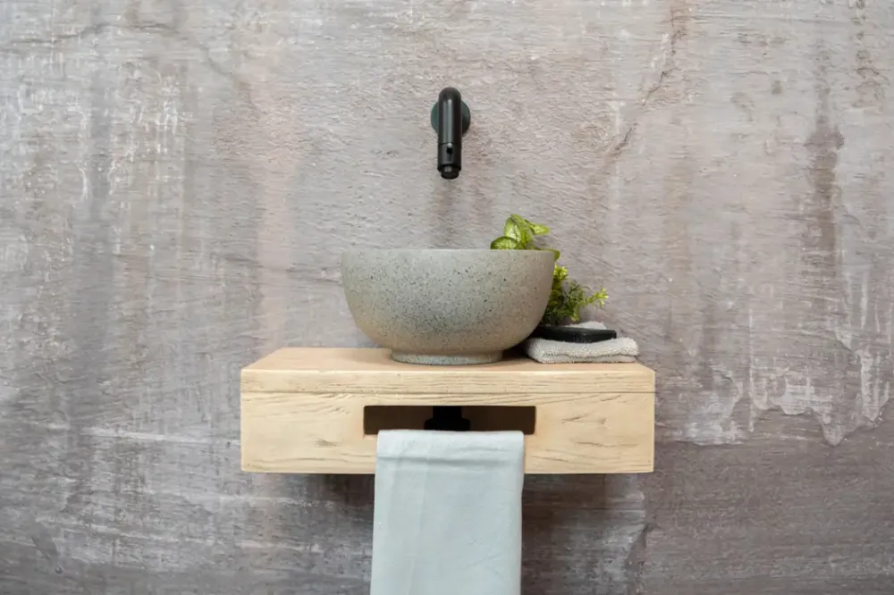 Favoriet Saniclear Seba fonteinset met eiken plank, grijze terrazzo waskom en zwarte kraan voor in het toilet