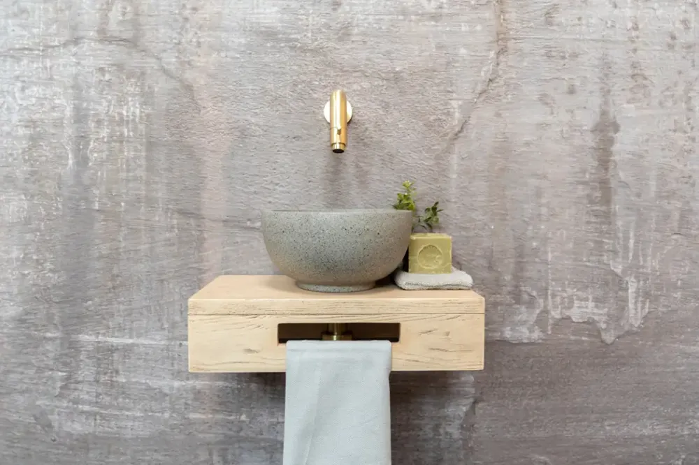 Gratis Retour Saniclear Seba fonteinset met eiken plank, grijze terrazzo waskom en gouden kraan voor in het toilet
