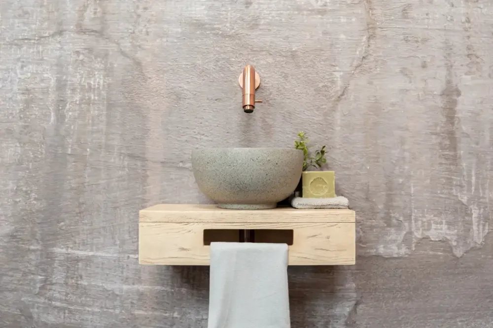 Superprijs Saniclear Seba fonteinset met eiken plank, grijze terrazzo waskom en koperen kraan voor in het toilet