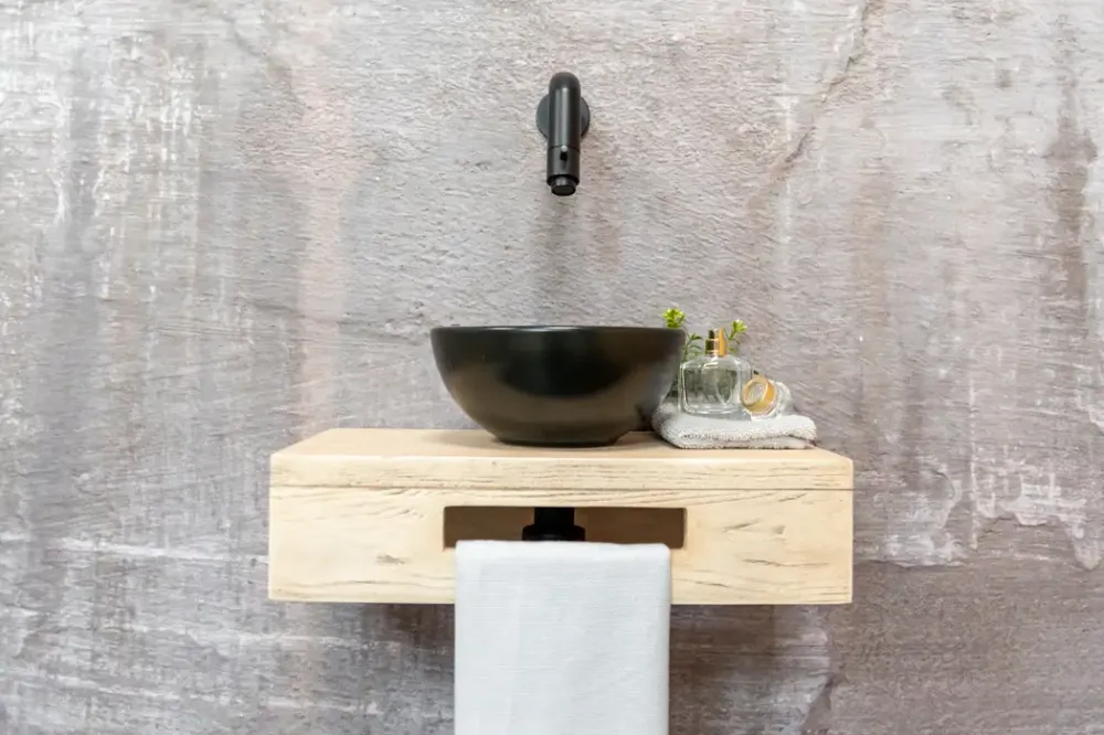 Alleen Vandaag Saniclear Seba fonteinset met eiken plank, zwarte waskom en zwarte kraan voor in het toilet