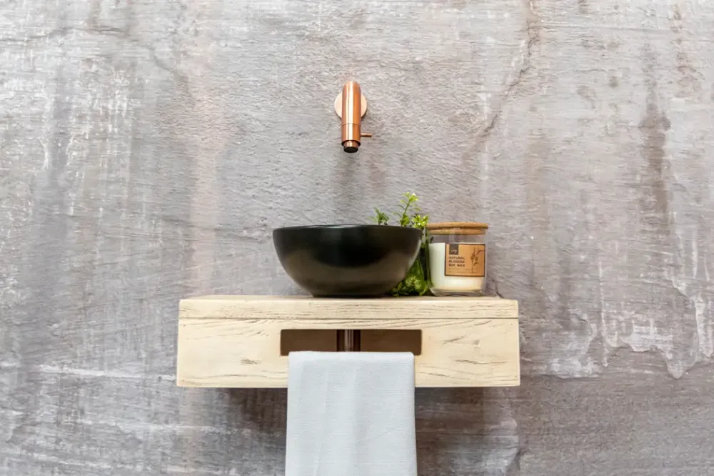 Exclusieve Aanbieding Saniclear Seba fonteinset met eiken plank, zwarte waskom en koperen kraan voor in het toilet