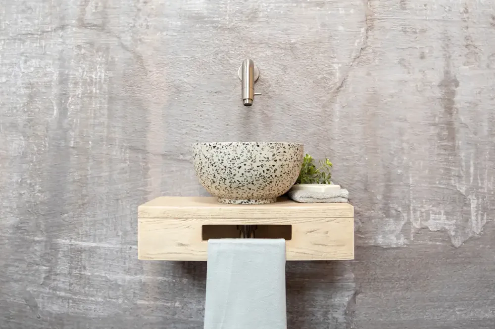 Gecertificeerd Saniclear Seba fonteinset met eiken plank, zwart-witte terrazzo waskom en RVS kraan voor in het toilet