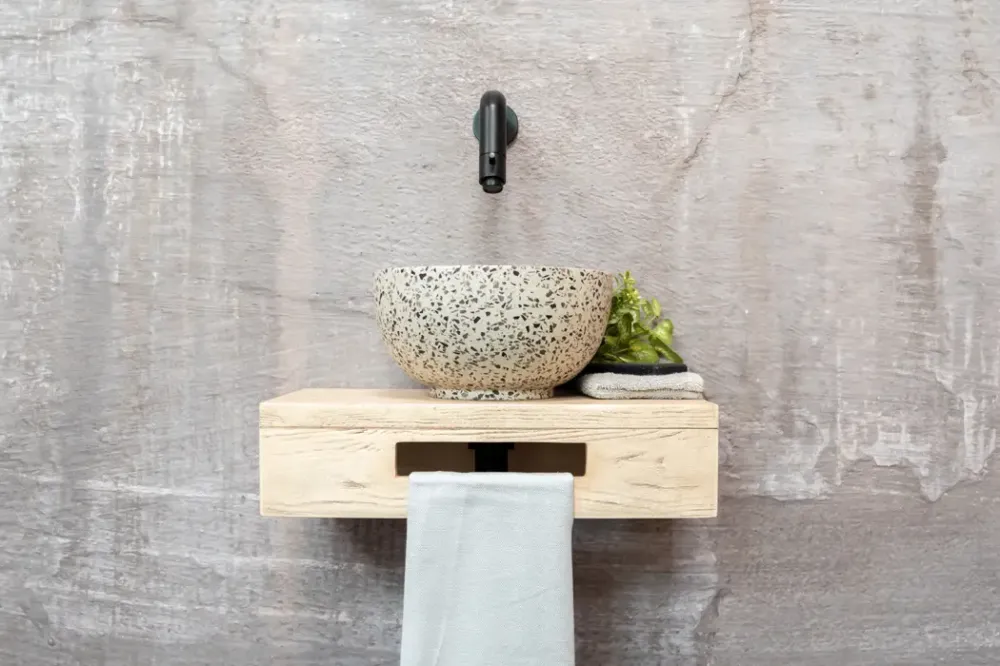 Saniclear Seba fonteinset met eiken plank, zwart-witte terrazzo waskom en zwarte kraan voor in het toilet Must-Have