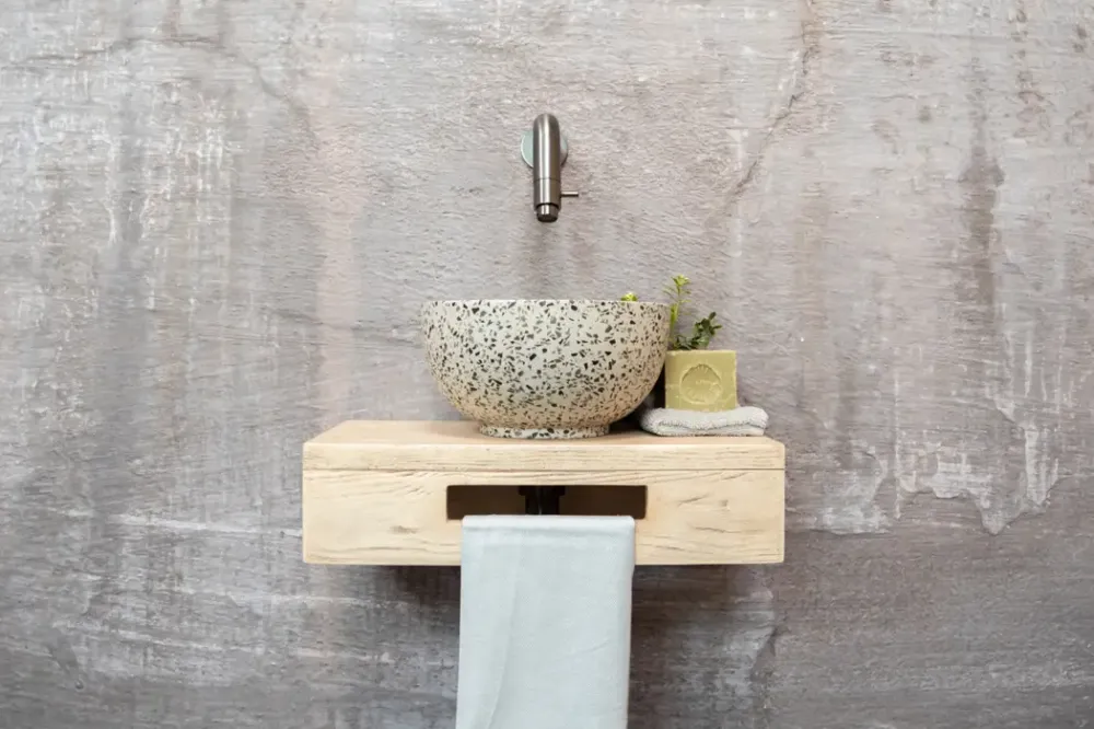 Saniclear Seba fonteinset met eiken plank, zwart-witte terrazzo waskom en verouderd ijzer kraan voor in het toilet Nu Kopen