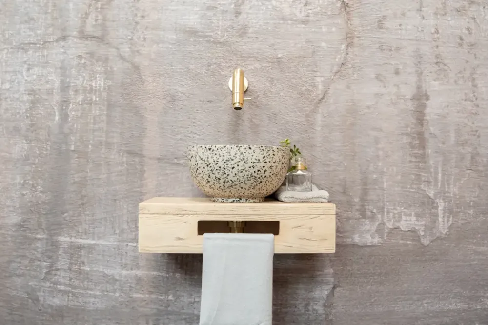 Betrouwbaar Saniclear Seba fonteinset met eiken plank, zwart-witte terrazzo waskom en gouden kraan voor in het toilet
