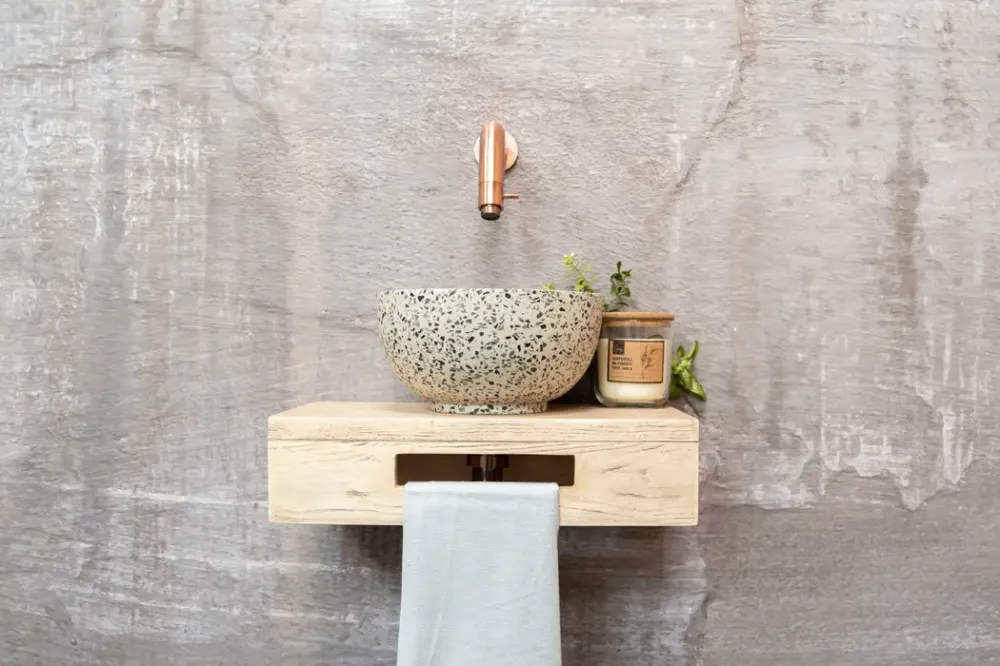 Gecertificeerd Saniclear Seba fonteinset met eiken plank, zwart-witte terrazzo waskom en koperen kraan voor in het toilet