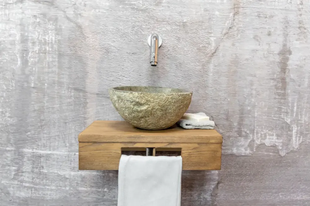 Dagaanbieding Saniclear Seba fonteinset met bruin eiken plank, rivierstenen waskom en chromen kraan voor in het toilet