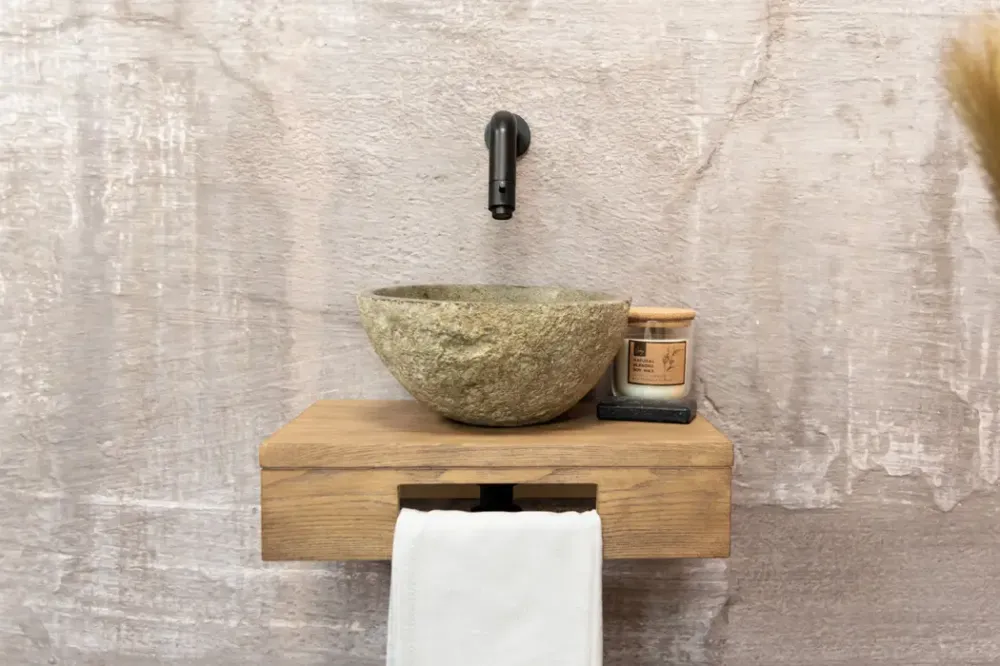 Saniclear Seba fonteinset met bruin eiken plank, rivierstenen waskom en zwarte kraan voor in het toilet Laatste Versie