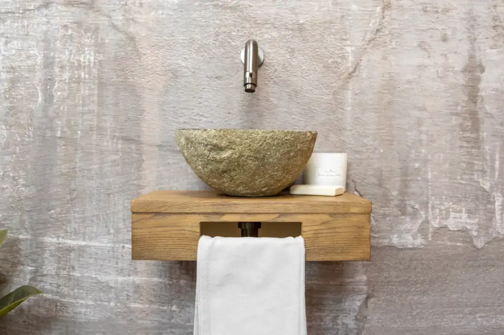 Saniclear Seba fonteinset met bruin eiken plank, rivierstenen waskom en verouderd ijzer kraan voor in het toilet Beperkt Aanbod