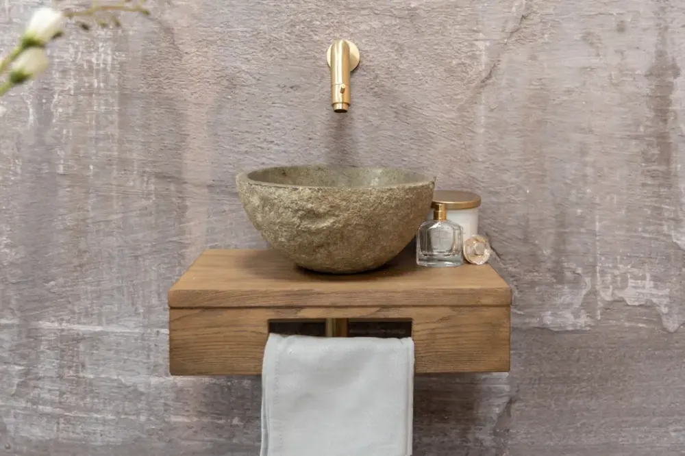 Voordeelprijs Saniclear Seba fonteinset met bruin eiken plank, rivierstenen waskom en gouden kraan voor in het toilet