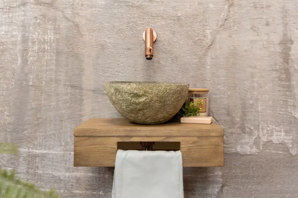 Saniclear Seba fonteinset met bruin eiken plank, rivierstenen waskom en koperen kraan voor in het toilet Beste Prijs