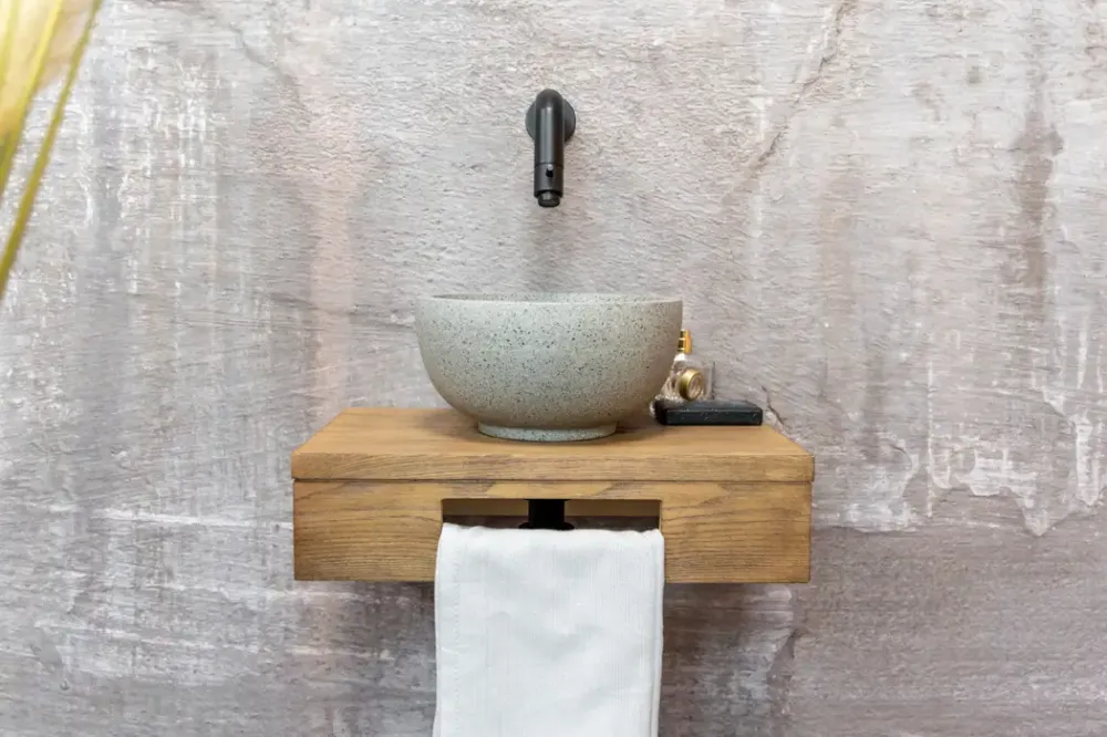 Koop Online Saniclear Seba fonteinset met bruin eiken plank, grijze terrazzo waskom en zwarte kraan voor in het toilet