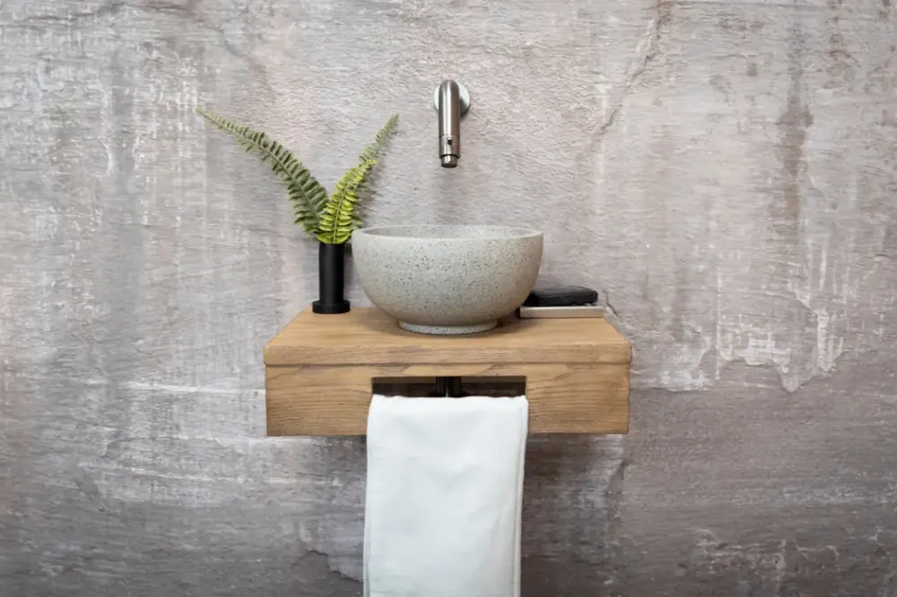 Direct Beschikbaar Saniclear Seba fonteinset met bruin eiken plank, grijze terrazzo waskom en verouderd ijzer kraan voor in het toilet