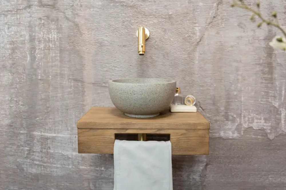 Saniclear Seba fonteinset met bruin eiken plank, grijze terrazzo waskom en gouden kraan voor in het toilet Betaalbaar