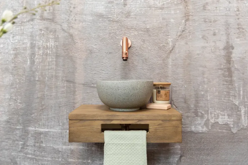 Saniclear Seba fonteinset met bruin eiken plank, grijze terrazzo waskom en koperen kraan voor in het toilet Nu Kopen