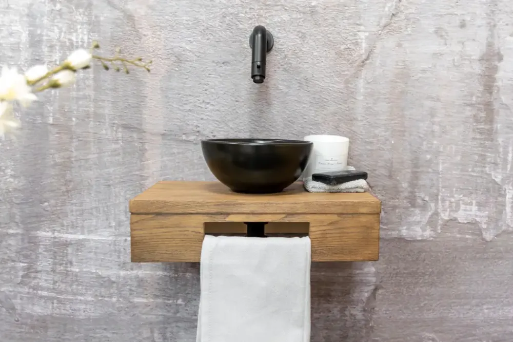 Betaalbaar Saniclear Seba fonteinset met bruin eiken plank, zwarte waskom en zwarte kraan voor in het toilet