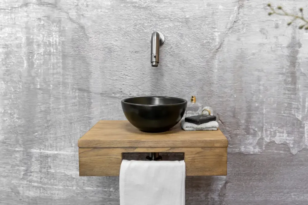 Veilige Betaling Saniclear Seba fonteinset met bruin eiken plank, zwarte waskom en verouderd ijzer kraan voor in het toilet