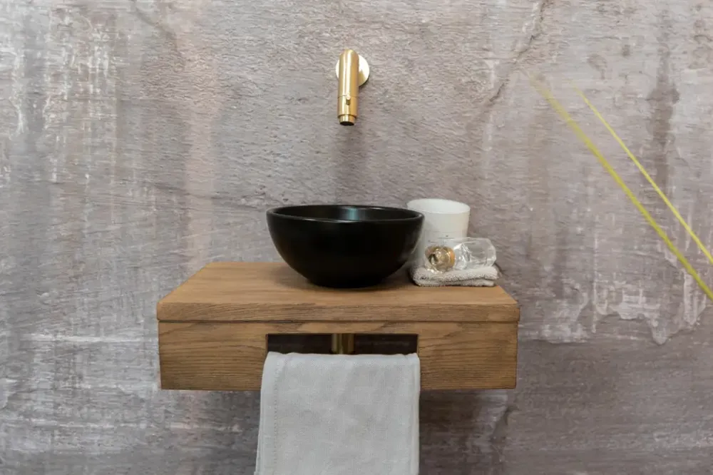 Seizoensaanbieding Saniclear Seba fonteinset met bruin eiken plank, zwarte waskom en gouden kraan voor in het toilet